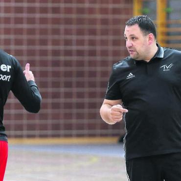 «Nummer 1 im Freiamt bleiben» - Mimmo Di Simone gibt den Takt vor. Der 48-Jährige ist seit zwei Jahren Cheftrainer des Murianer 1.-Liga-Teams. Bild: jg/Archiv