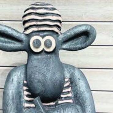 Mit altem Handwerk viel am Hut - Das neue Maskottchen ist ein Schaf. Bilder: zg
