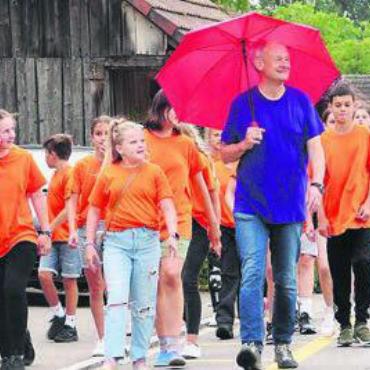 Lebendiger Regenbogen - Der Sternmarsch am Freitag fand statt – egal, wie das Wetter ist. Aus allen Quartieren und in verschiedenen Farben erreichten Kinder und Lehrpersonen das Festgelände.