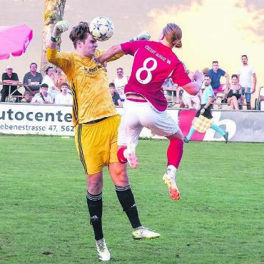 Sieg aus Fingern gegeben - Luca Blumer (rechts) im Duell mit Klingnau-Goalie Robin Süess. Zweimal konnten ihn die Reussstädter bezwingen. Zum Sieg hat es dennoch nicht gereicht. Bild: André Griffel