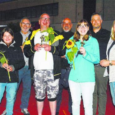 Zur Premiere gleich den Oscar - Stolz auf das Erreichte (von links): Darstellerin Sara Baumgartner, Regisseur Hubert Staubli, Darsteller Michael Tschanz, Kameramann Andy Juchli, Darstellerin Selina Steinauer, Geschäftsführer Jonas Meier und Projektleiterin Sandra Donat. Bild: Chregi Hansen