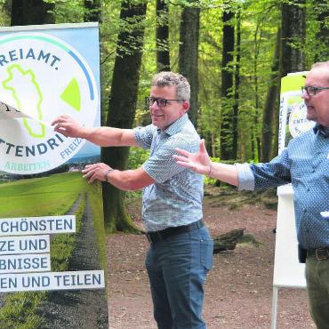 Suche nach Perlen kann starten - Der offizielle Moment der Enthüllung: Rainer Heggli (links) und Andreas Gnädinger von der Wirtschaftskommission der Repla.