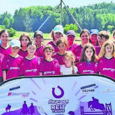 Ganz viel gelernt - Ein Gruppenfoto – Klein und Gross genoss die Zeit auf dem Litzihof. Bild: zg