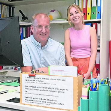 In der Schule hat sich viel verändert - Unterrichten in Villmergen: Stefan Peterhans und Jessica Cadisch. Bild: chh