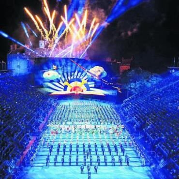 WK der speziellen Art - Das Royal Edinburgh Military Tattoo ist ein fantastisches Licht- und Musikspektakel.