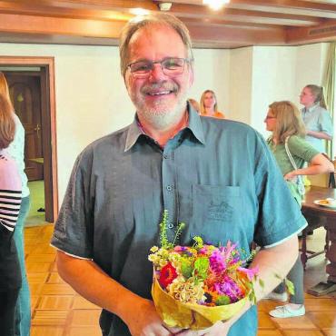Ein leiser Abgang - Vor knapp zwei Jahren wurde Theo Rau mit dem üblichen Blumenstrauss für seine Wiederwahl beglückwünscht. Nun verlässt er seinen Stadtratssitz vorzeitig. Bild: huy (Archiv)