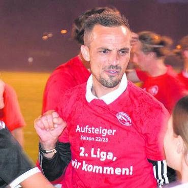 Die Rückkehr des Dinos - «2. Liga, wir kommen!» Trainer Mergim Morina und der FC Bremgarten freuen sich auf neue Gegner und viele Derbys. Bilder: Archiv