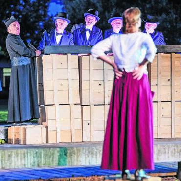 Ganz tiefe Einblicke - Katharina Etterlin (Gabi Wyttenbach) muss sich vor dem Sittengericht um Pfarrer Leonhard Herzog (Erwin Egloff, links) verantworten.