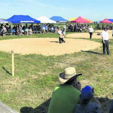 Schon der Papa war sackstark - Rund 300 Nachwuchsschwinger und 700 Besucher waren in Mühlau dabei.