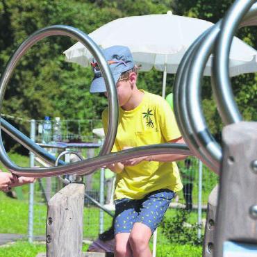 Nüsse und ganz viel Spass gefunden - Volle Konzentration beim «Geduldsfaden». Mit möglichst wenigen Berührungen der Stange muss man den Nüsslikorb (Metallring) auf die andere Seite ins Ziel führen. Das war eines der Wettbewerbsspiele. Bilder: Sabrina Salm / zg