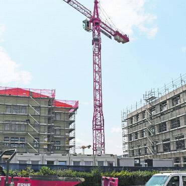 Fast alles ist auf Kurs - Sie ist imposant, die Baustelle auf dem Schulzentrum Halde. Parallel wird neu gebaut und das alte Primarschulhaus saniert. Bild: dm