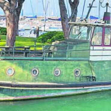 Schloss, Döschwo, Strohhut - Peter Küenzi aus Villmergen schreibt zu diesem Bild: «Dieses ältere Schiff am Gardasee in Desenzano musste ich dann doch noch fotografieren.»