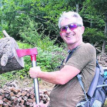 «Hier bin ich mit jedem Stein per Du» - Markus Büchi packt gerne an, wie hier beim Holzen am Charity-Hike. Bild: zg