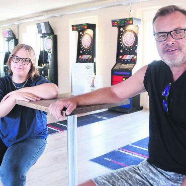 Mit der ganzen Welt verbunden - Wagt den Schritt in die Selbstständigkeit: Timo Michel will mit seinem Lokal nicht nur Dartspieler anlocken. Seine Pflegetochter Christina Simon kümmert sich um den Social-Media-Auftritt der Erus-Darter. Bild: Chregi Hansen