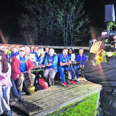 Vorsprung ins Ziel gerettet - Mitfiebern in Unterschächen: Die Fangruppen aus Seengen und Meisterschwanden während der Livesendung. Bild: Fritz Thut