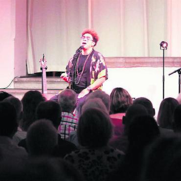 Neue Klänge in der Alten Kirche - «Unplugged» geben sie die Lieder zum Besten: (von links) Claude Stucki (Gitarre), Marc Sway und Roberto Hacaturyan (Percussion). Bilder: gro