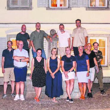 Identität und Ortsbild stärken - Der Verein «Schöner Wohlen» ist gegründet und voller Tatendrang: Die Vereinsmitglieder posieren passend zu ihren Zielen vor dem historischen Gebäude des Restaurants Sternen. Bild: pd