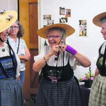 Herzblut ist deutlich spürbar - Stolze Frauen in der Tracht, von links: Helen Mathis, Margrit Allenbach und Beata Holdener.