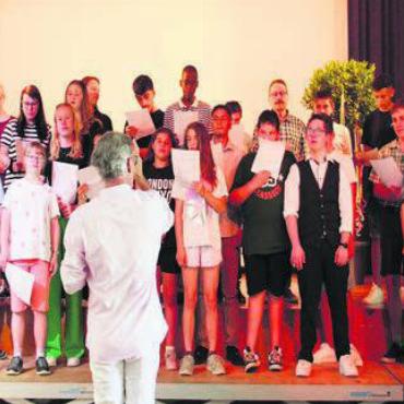 «Ein Hoch auf uns» - Der Chor der Oberstufe begrüsst die Besucher zur Schulschlussfeier. Bild: mo