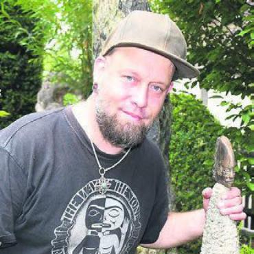 Ganz nahe am Himmel - Rafael Häfliger freut sich, dass er auf dem Stanserhorn seine Werke ausstellen darf. Die Bronzeköpfe – wie zu Hause im Garten – sind ihm dabei wichtig.