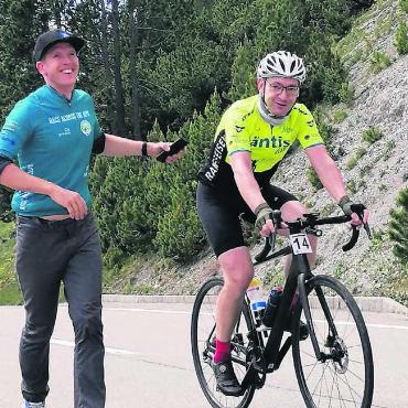 Im Kampf gegen sich selbst - Für Reto Stuber (rechts) war das Race Across The Alps eine Grenzerfahrung. Mit Pierre Bischoff (links) erhielt er Unterstützung von einem ehemaligen Race-Across-America-Sieger, der den Freiämter dazu animieren konnte, nicht aufzugeben. Bilder: zg / Josip Lasic