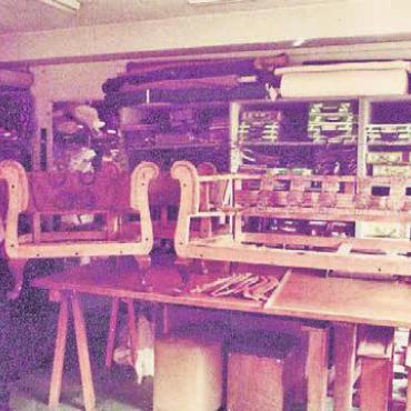 Schöner wohnen - Firmengründer Robert Duschén (geboren 1926) in seinem Atelier. Die Aufnahme stammt aus dem Jahr 1974 oder 1975, also nach dem verheerenden Brand.