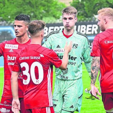 Eine krasse Ohrfeige - Die Muri-Hintermannschaft musste einiges einstecken gegen die Black Stars. Von links: Simone Parente, Goalie Maksym Parshykov und Jan Burkard. Bild: awa/Archiv