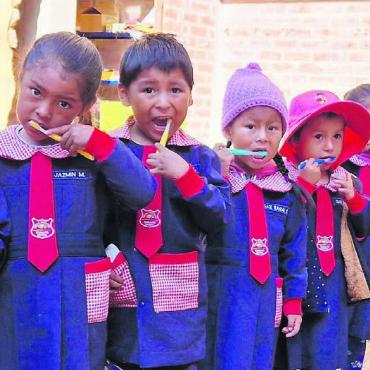 Zahnfee in Huancarani - Die Kinder in Huancarani machten alle beim Zähneputzen mit. Bilder: zg