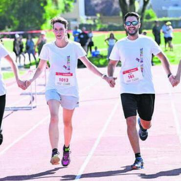 Sommerlicher Herbstlauf - Die Schule Buttwil kam mit 60 Schülern und auch Lehrern an den Herbstlauf – und kam teilweise Hand in Hand ins Ziel. Von links: Celine Fankhauser, Fabia Leisibach, Adan Alborch und Brigitte Vondenhoff. Bilder: Alexander Wagner (5) / zg (2)