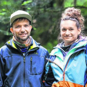 Überleben in der Natur - Pasquale Elmiger und Francesca Gmür sind seit vier Jahren ein Paar. Seit dem Januar sind sie in Uezwil daheim.