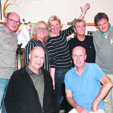 «Darauf haben wir richtig Lust» - Eine geballte Ladung Musik, «The Hardy’s Bubbles» und die «Soul Birds», stehend (v. l.): Roger Rey, Anna Kvist Hasler, Anneke Ludwig, Peter Meyer, Michael Bischof. Sitzend (v. l.): Ruedi Zulauf und Rolf Wernli. Es fehlen Cornelia Boesch und Rita Schneeweiss. Bild: dm