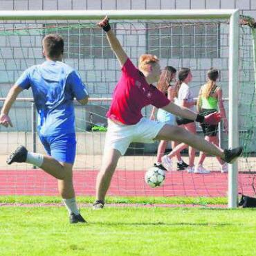 Und trotzdem ein Rekord - Der Ball ist drin. Die Schüler gaben trotz hoher Temperaturen Vollgas und waren leidenschaftlich mit dabei.