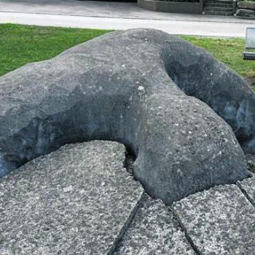 Für die Ewigkeit - Beim Andy-Hug-Denkmal hat es eine Büste, Gedenktafeln und dieses Kunstwerk, erstellt von Witwe Ilona Hug, das auch für kritische Stimmen sorgte. Bild: spr