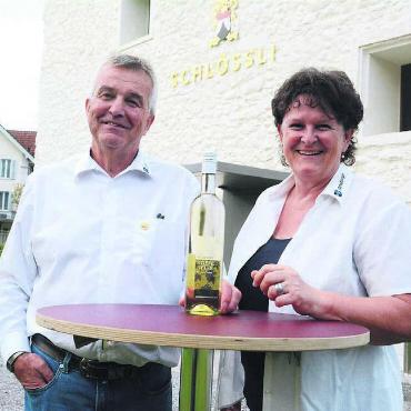 Sieg zum richtigen Zeitpunkt - Freiämter Triumph: Gastgeber Ruedi Donat aus Wohlen und Muris Vizepräsidentin und Ortsbürgerin Milly Stöckli präsentieren stolz den Siegerwein.