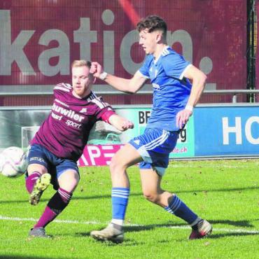 Derbys, Emotionen und Wiedersehen - Fabian Burkard (links) im Sarmenstorf-Trikot gegen die U23 des FC Wohlen. In dieser Saison trägt er selbst wieder das Trikot der Wohler. Bild: Archiv