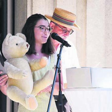 In die Geschichten eintauchen - Corina Haller und der Teddybär, der in den Videos vorkommt.
