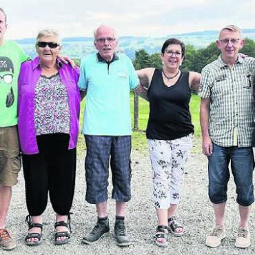 Sich verwöhnen lassen - Das Pétanque-Turnier durfte auch dieses Jahr nicht fehlen. Im Bild die drei erstplatzierten Teams. Bild: zg