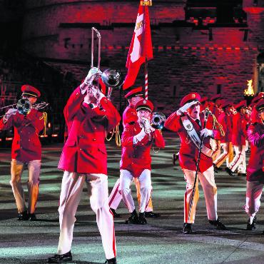 WK der speziellen Art - Die Swiss Armed Forces Central Band repräsentiert die Schweiz am weltweit grössten Militär-Musikfestival mit einer tollen Show. Mittendrin auch Sandro Müller (ganz vorne) mit seiner Posaune. Bild: zg/Alamy