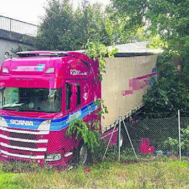 Ab in die Böschung - Unsanfte Landung: Der LKW kam vor dem Ferro-Gelände zum Stehen. Bild: pz