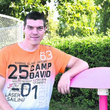 Dauerspieler jagt Weltrekord - Der Wohler Roman Ruf will unbedingt ins «Guinnessbuch der Rekorde». 1000 Minigolfrunden hat er im Visier. Bild: Daniel Marti