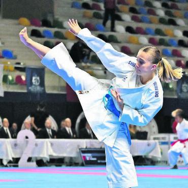 Traum wird doch noch wahr - Alles für den Karatesport: Anina Suter aus Jonen. Bild: zg