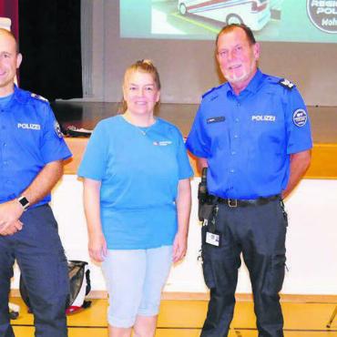 Betrügern keine Chance geben - Die Polizisten Simon Bachmann (links) und Claudio Gygax gaben wertvolle Tipps und Informationen zum Thema Betrug. Organisiert wurde der Anlass vom Samariterverein Dintikon. Uschi Gantner findet Verbrechensprävention wichtig. Bild: tre