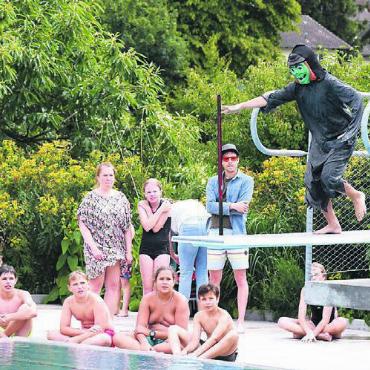 Grosse Respektlosigkeit bereitet Sorgen - Die Badi ist ein sehr beliebter Treffpunkt wie beispielweise beim Turmspringen (Bild). Und für den Gemeinderat ist die Badi ein sicherer Ort. Bild: Archiv