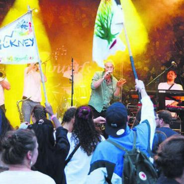 Tanzend den Regen bekämpft - Mit eigenem Fanclub: Die Freiämter Reggae-Band «Tan Pickney» spielte bereits zum dritten Mal am «Sounds of Garden» und überzeugte auch diesmal. Bilder: Chregi Hansen / bs