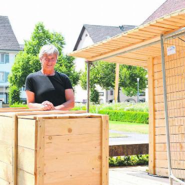 Für einmal nicht das Kloster - Die Holzkisten, die Weite des Klostergartens und die Häuser der Marktstrasse im Hintergrund – so passt es für Bühnenbildner Stefan Hegi. Bilder: Annemarie Keusch / zg