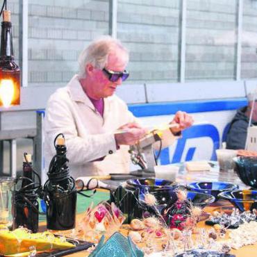 Einzigartig und vielseitig - Hans Peter Eichenberger stellt Glas-Unikate her und zeigt, wie sie entstehen.