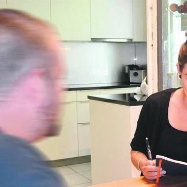 Hilfe im gewohnten Umfeld - Linda Küng, diplomierte Pflegefachfrau FH mit Fachrichtung Psychiatrie, geht auf jeden ihrer Patienten persönlich ein. Ramon Meier (Name geändert) kann man etwa mit Humor aus der Reserve locken.