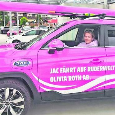 Nachhaltig und CO2-frei unterwegs - Schlüsselübergabe: Olivia Roth.
