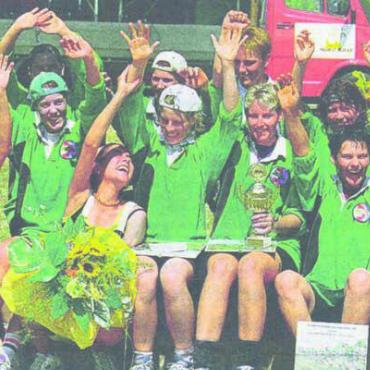 Die stärksten Frauen kommen aus dem Freiamt - Überschäumende Freude: Das Frauenteam von Waltenschwil-Kallern/ Nünegg-Lieli wird Schweizer Meister. Bild: Archiv