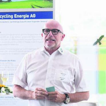 Pionier in Sachen Klimaschutz - Werner Humbel, Inhaber der Nesselnbacher Recycling Energie AG, informierte über den Werdegang des Projekts und die Funktionsweise der Anlage. Bild: rb